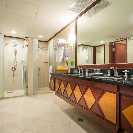 Formosan Naruwan Hotel Taitung Экстерьер фото A bathroom in a hotel